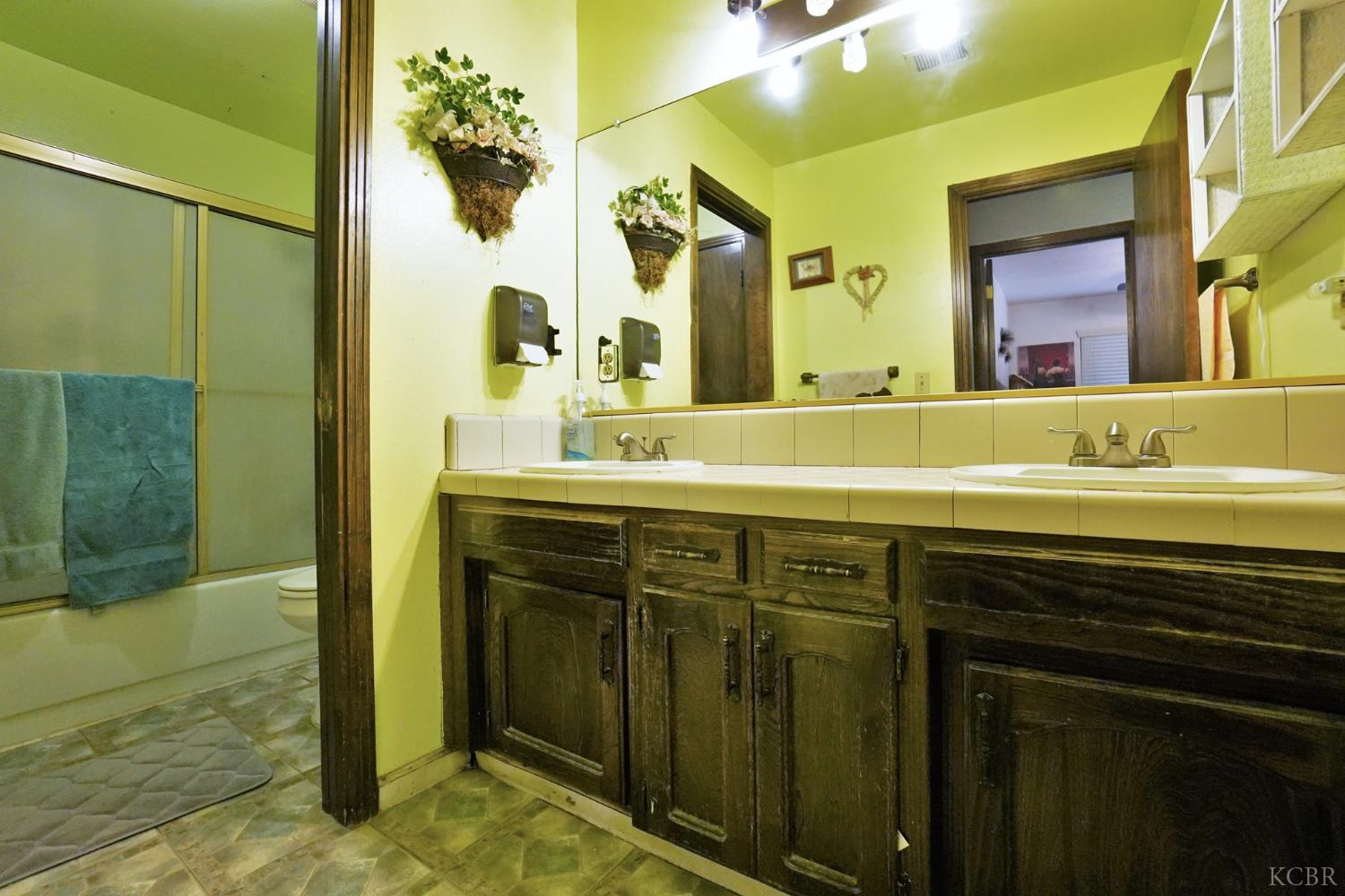 1200 Oxford Way, Hanford, CA 93230