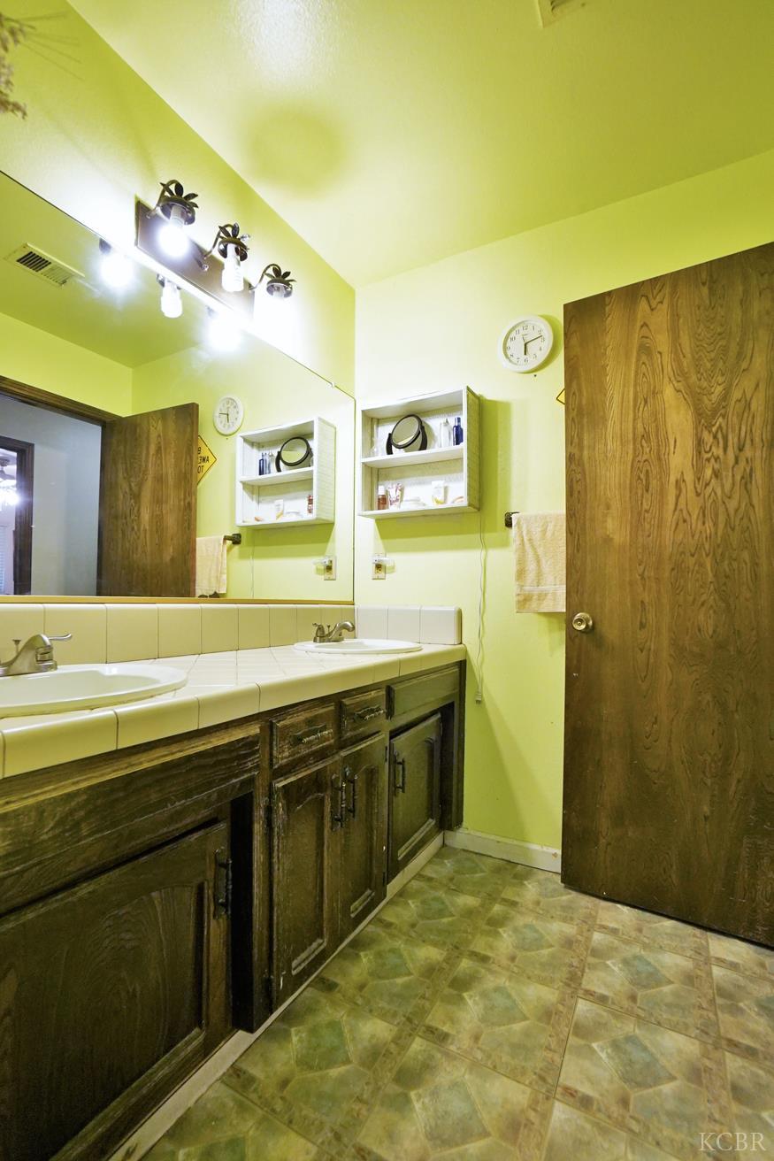 1200 Oxford Way, Hanford, CA 93230