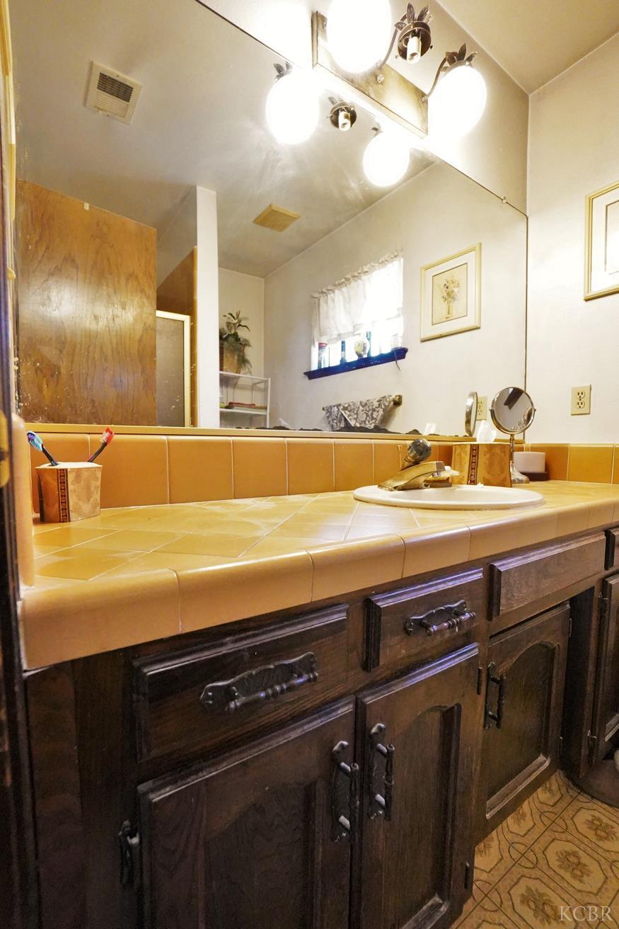 1200 Oxford Way, Hanford, CA 93230