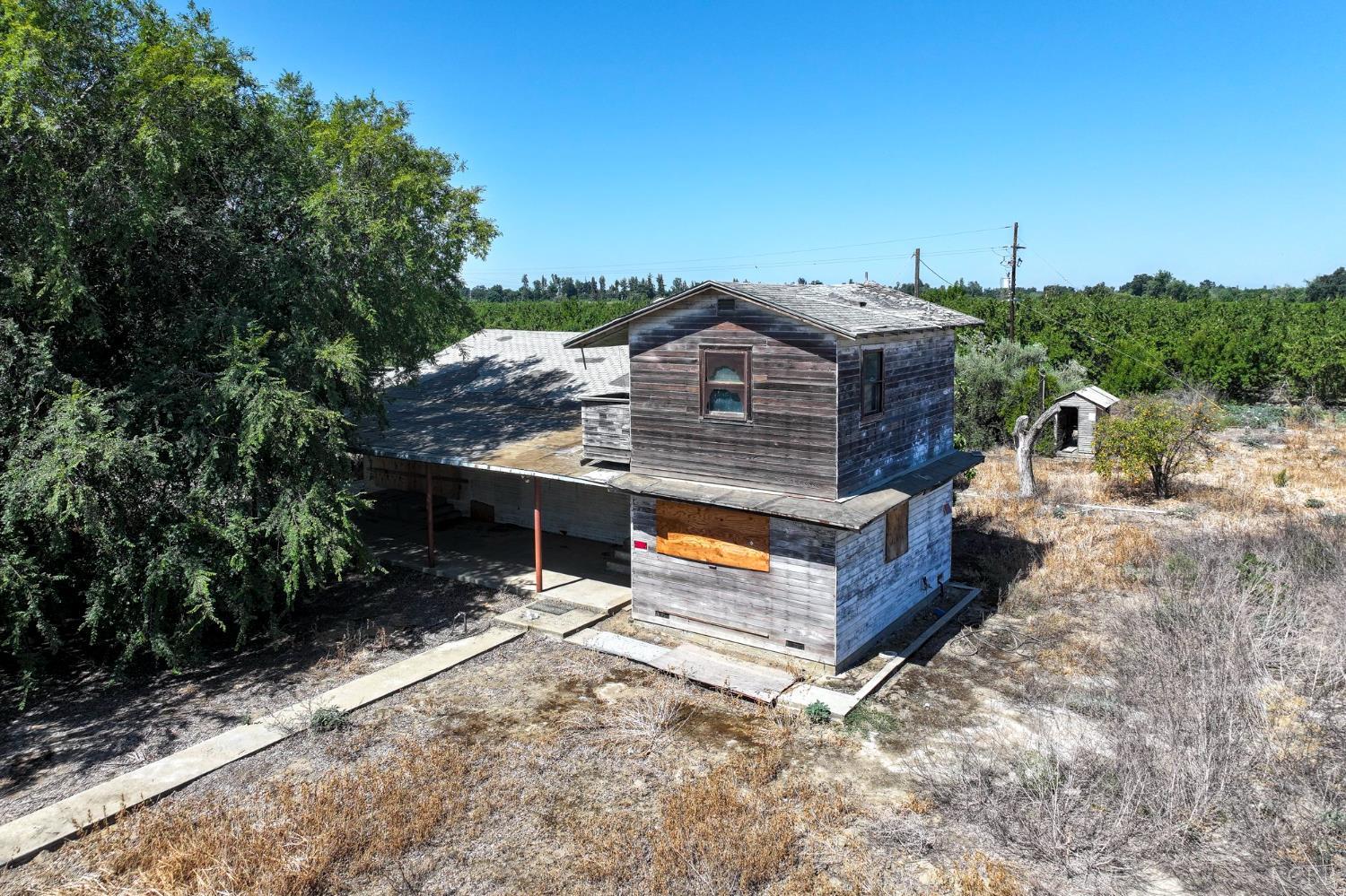 7476 E Mt. Whitney Ave, Laton, CA 93242