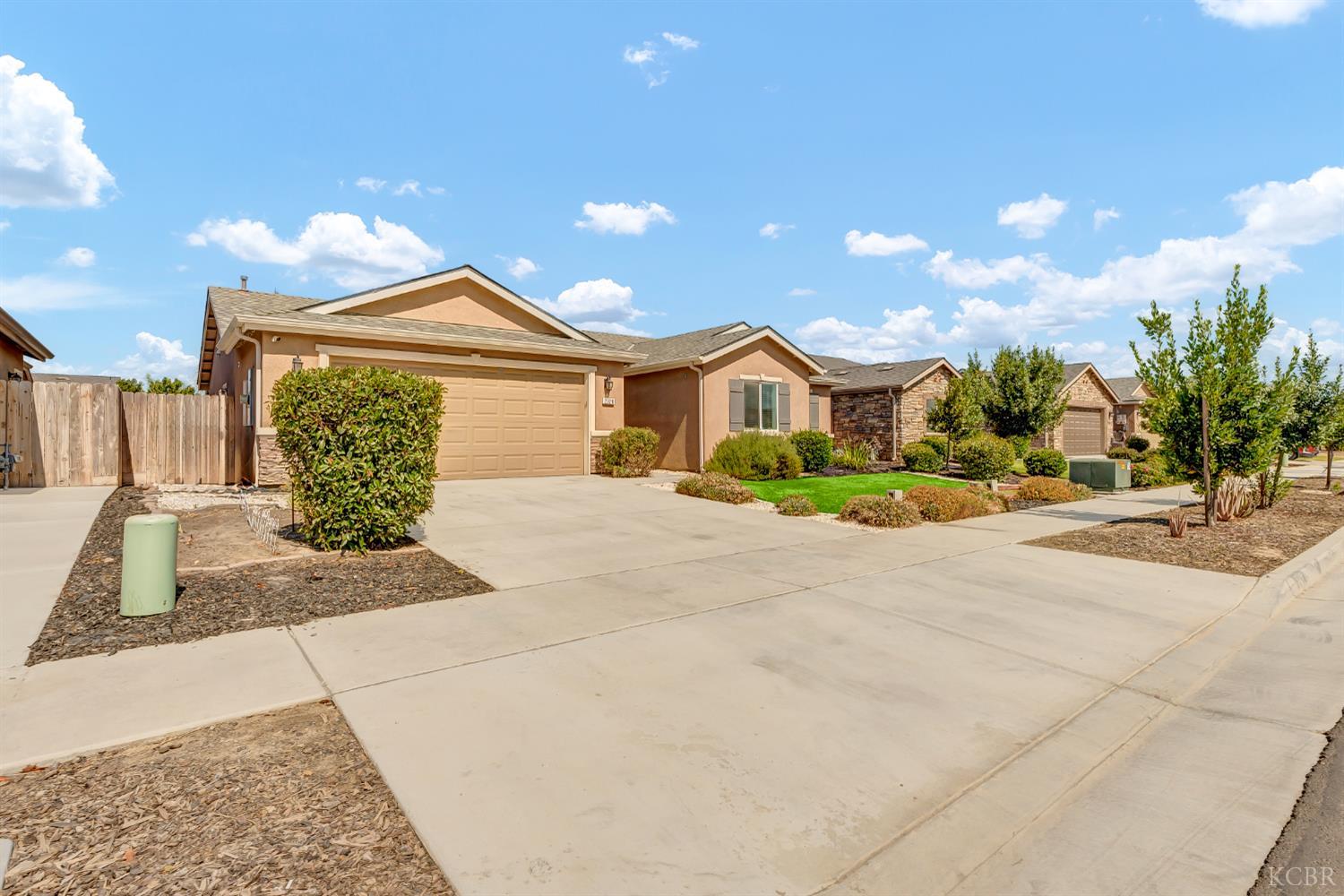 2328 Madeline Dr, Hanford, CA 93230