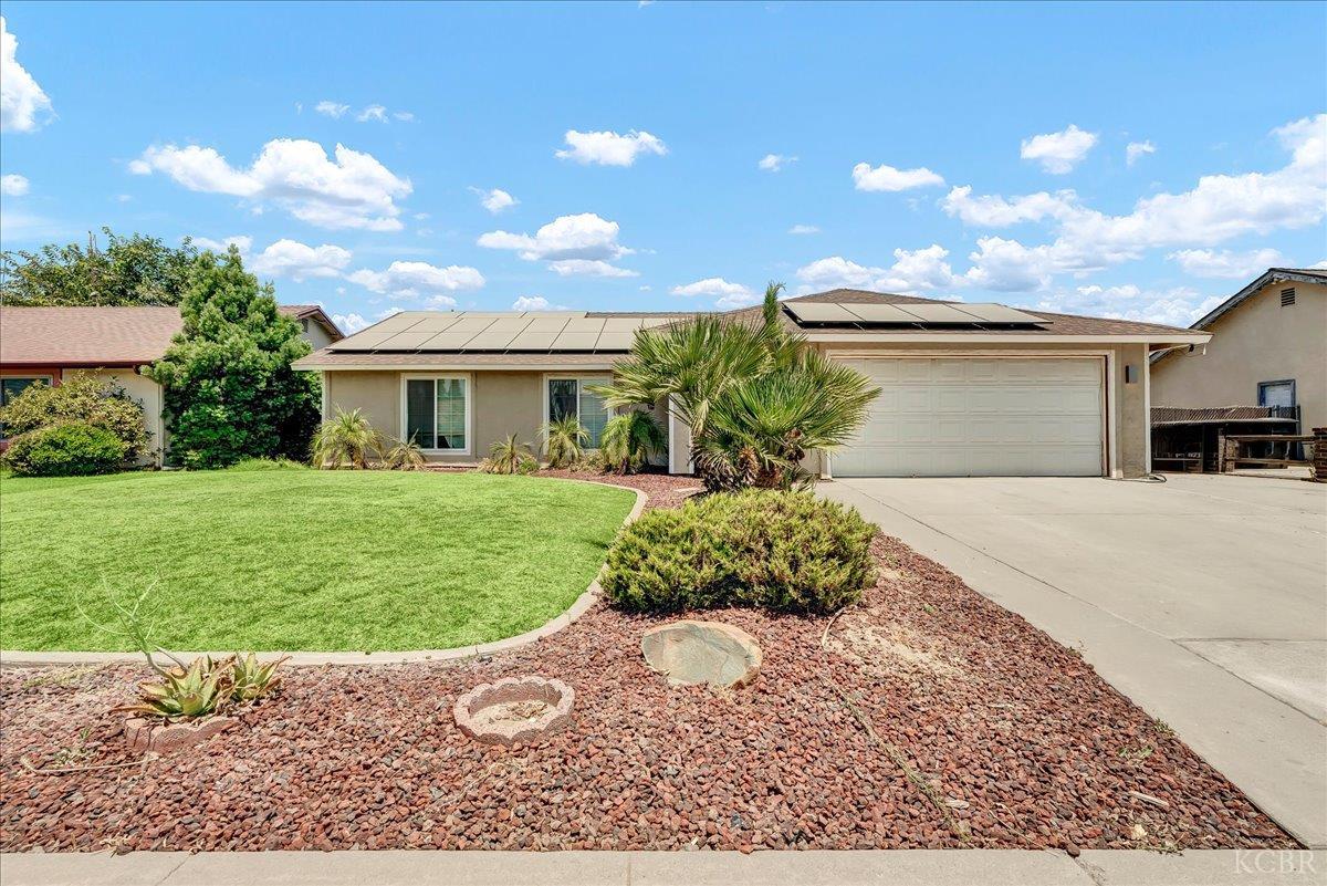 956 E Clover Ln, Hanford, CA 93230