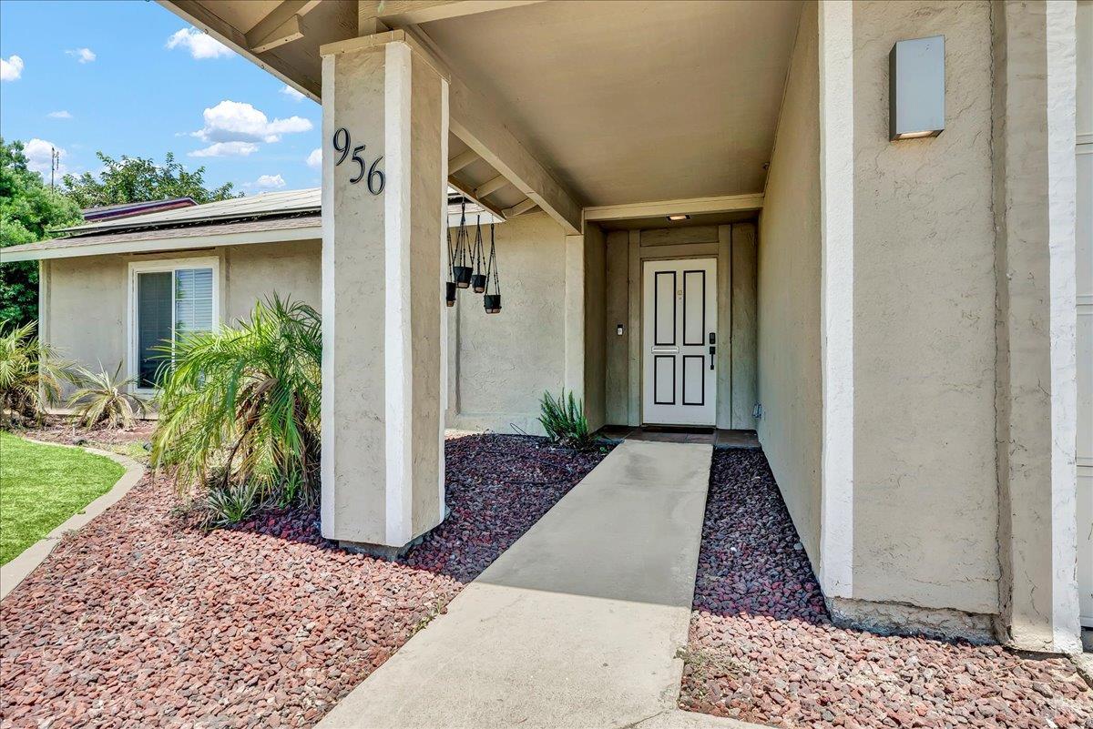 956 E Clover Ln, Hanford, CA 93230