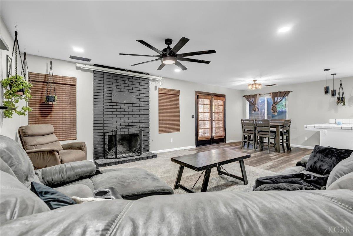 956 E Clover Ln, Hanford, CA 93230