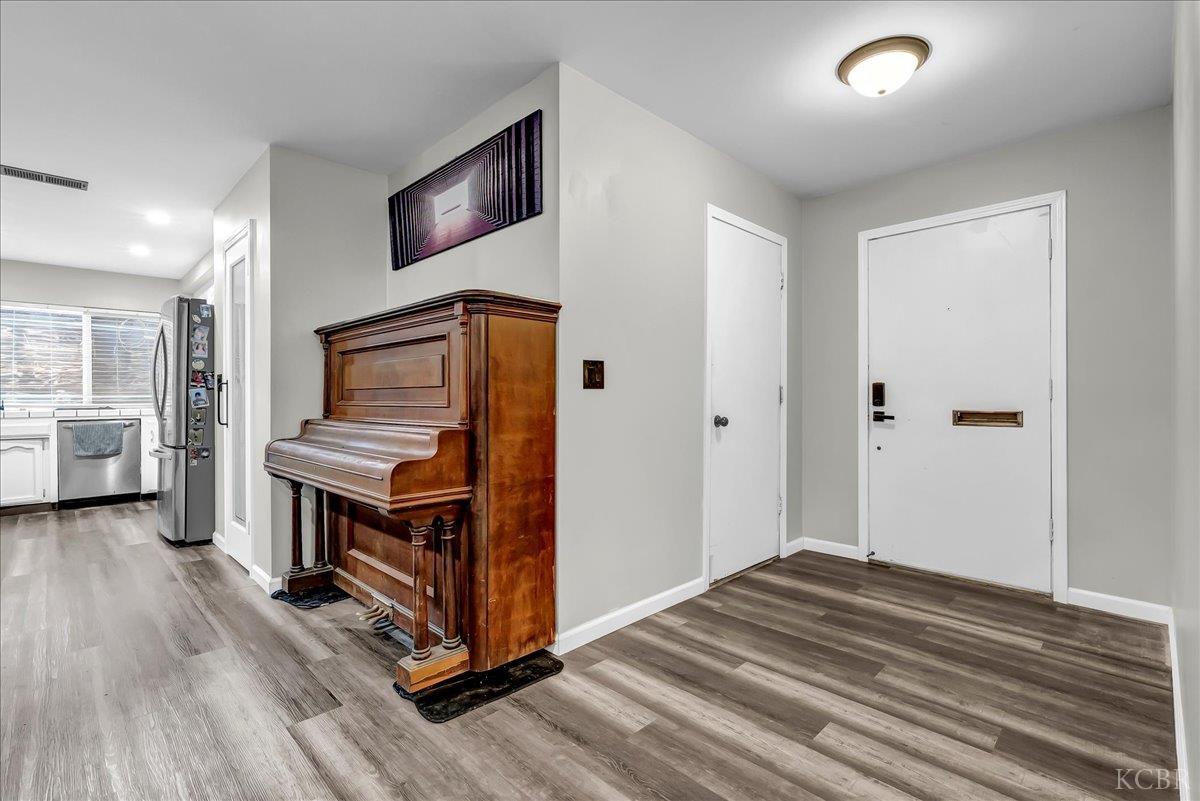 956 E Clover Ln, Hanford, CA 93230