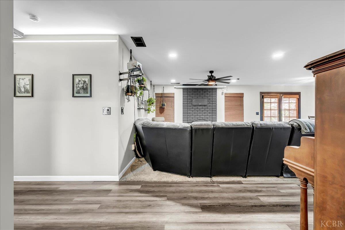 956 E Clover Ln, Hanford, CA 93230