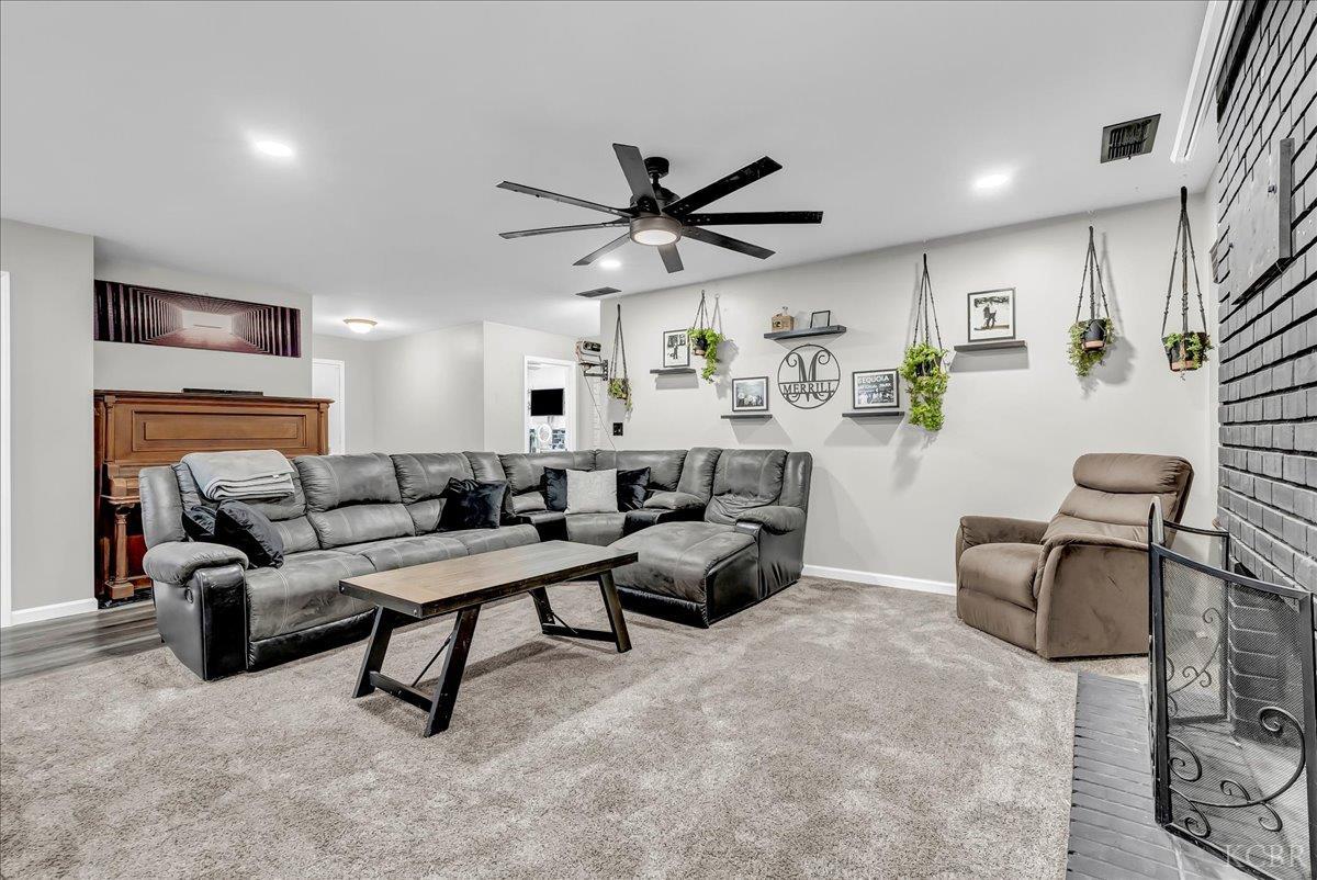 956 E Clover Ln, Hanford, CA 93230