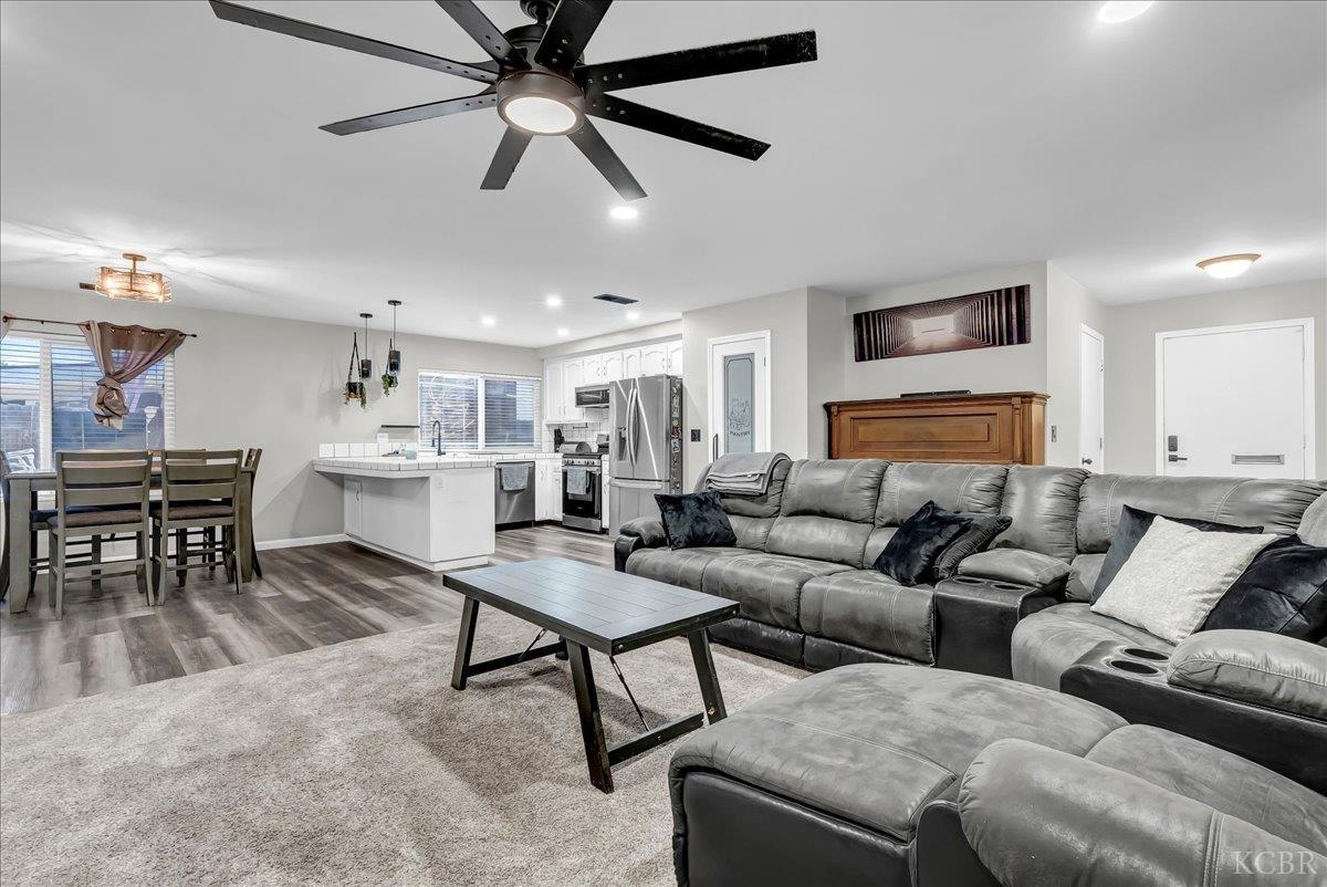 956 E Clover Ln, Hanford, CA 93230