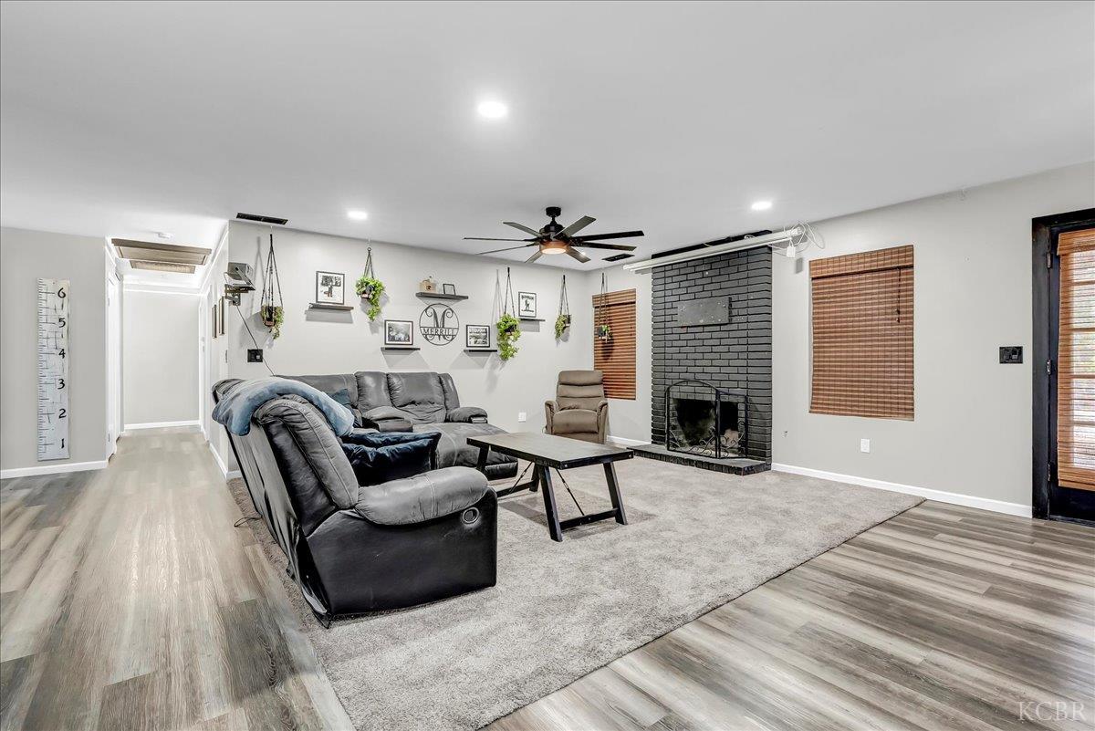 956 E Clover Ln, Hanford, CA 93230