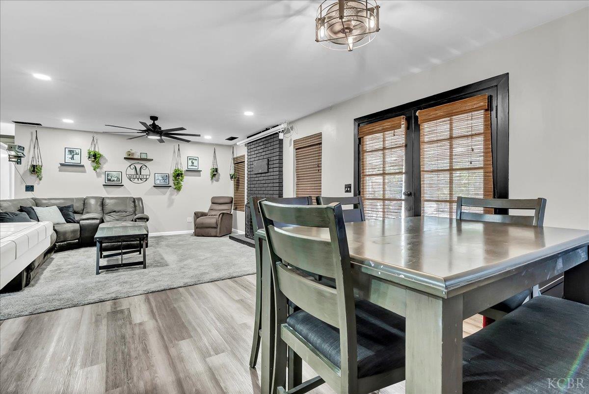 956 E Clover Ln, Hanford, CA 93230