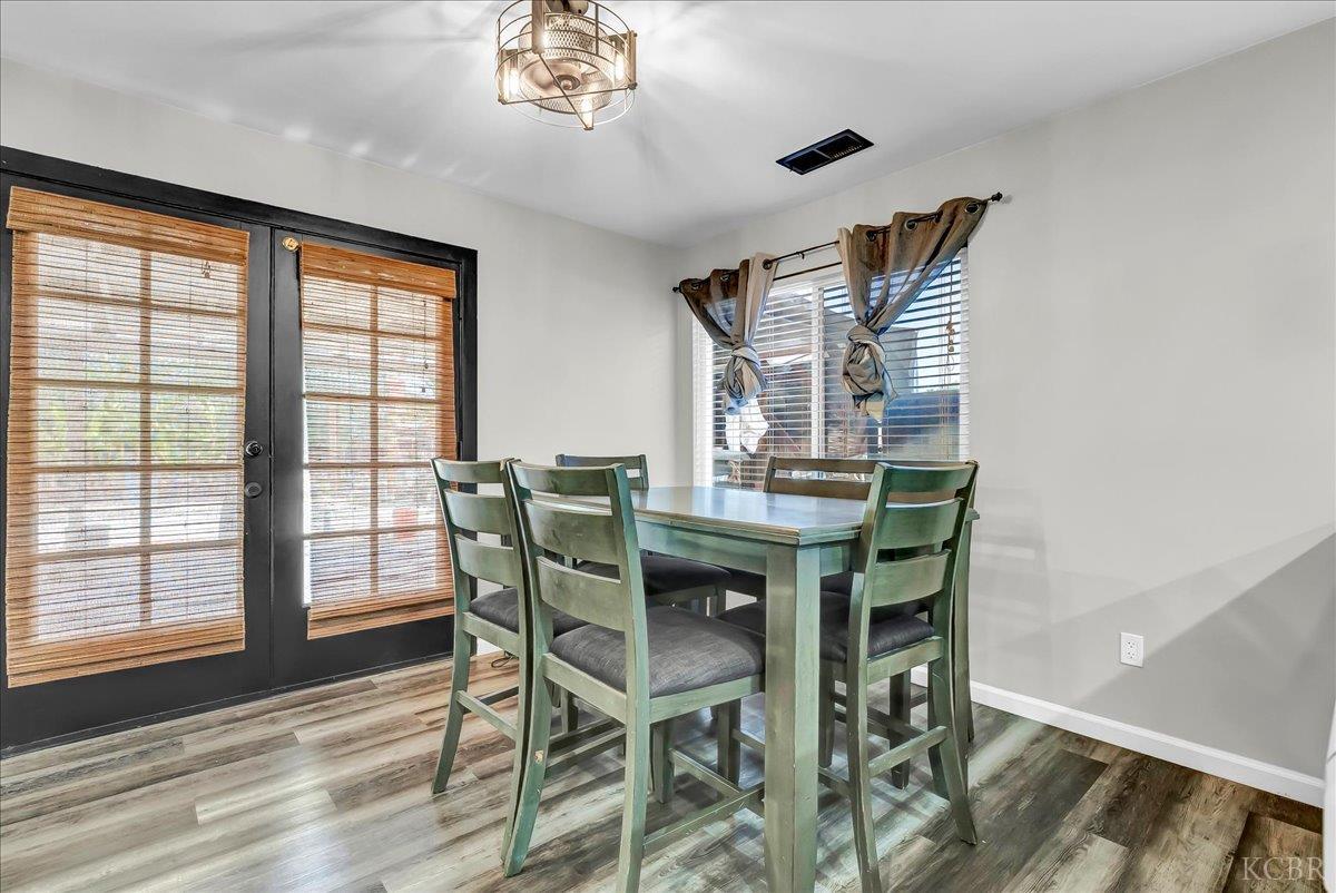 956 E Clover Ln, Hanford, CA 93230