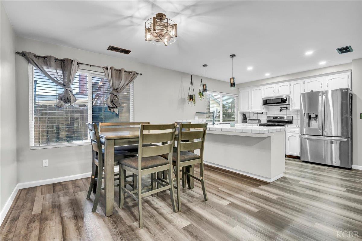 956 E Clover Ln, Hanford, CA 93230