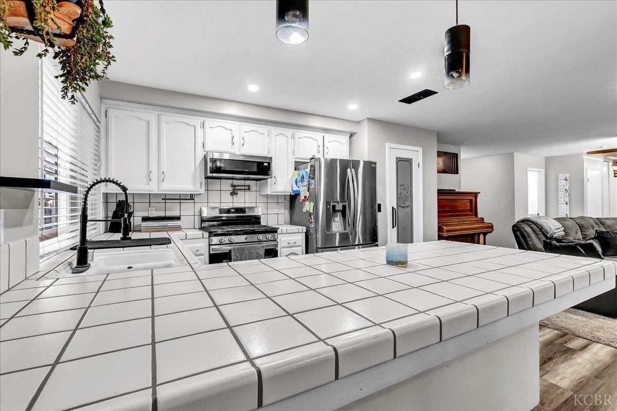 956 E Clover Ln, Hanford, CA 93230