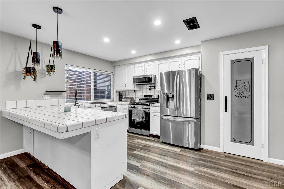 956 E Clover Ln, Hanford, CA 93230