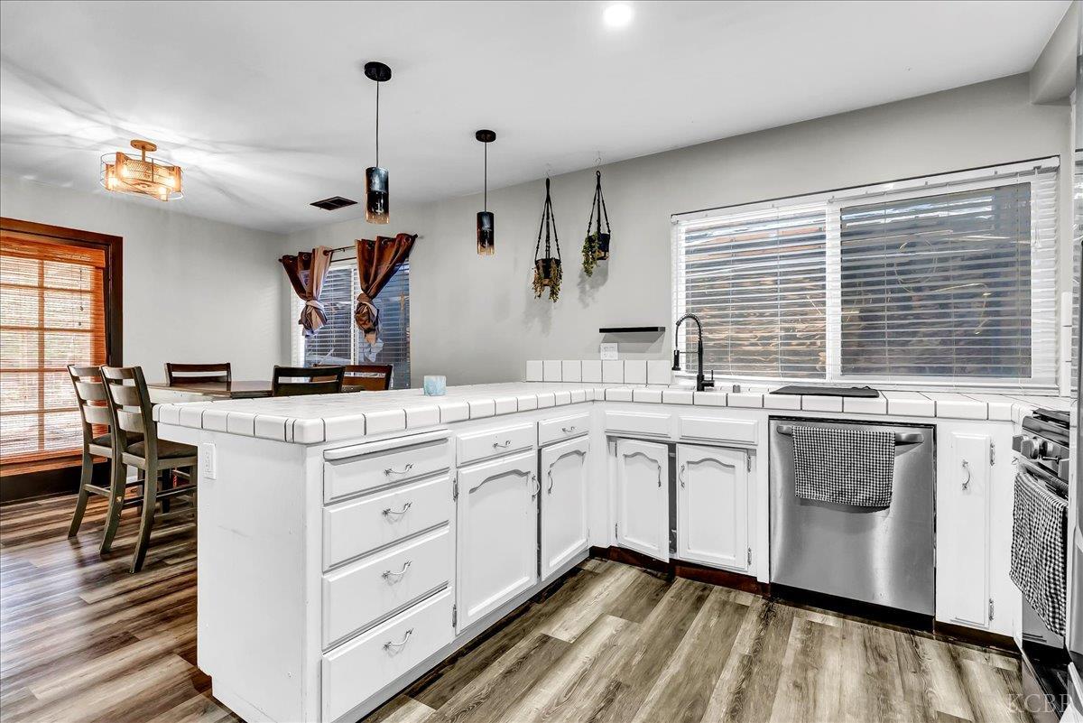 956 E Clover Ln, Hanford, CA 93230