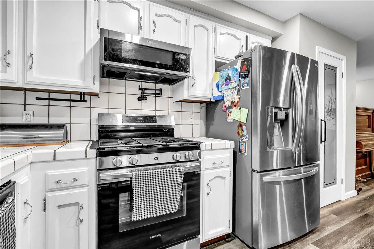 956 E Clover Ln, Hanford, CA 93230