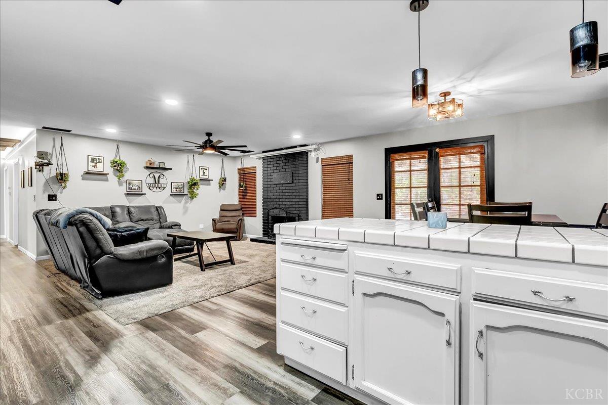 956 E Clover Ln, Hanford, CA 93230