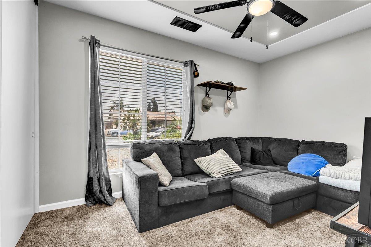 956 E Clover Ln, Hanford, CA 93230