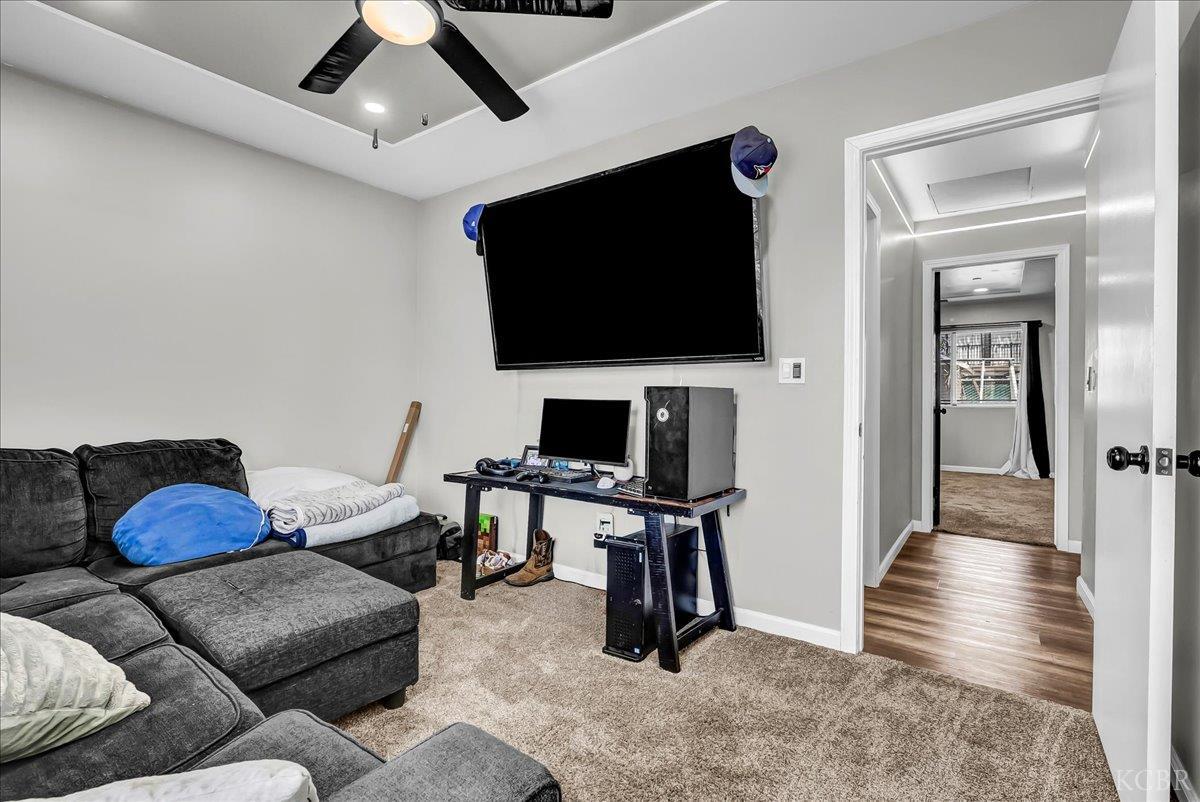 956 E Clover Ln, Hanford, CA 93230