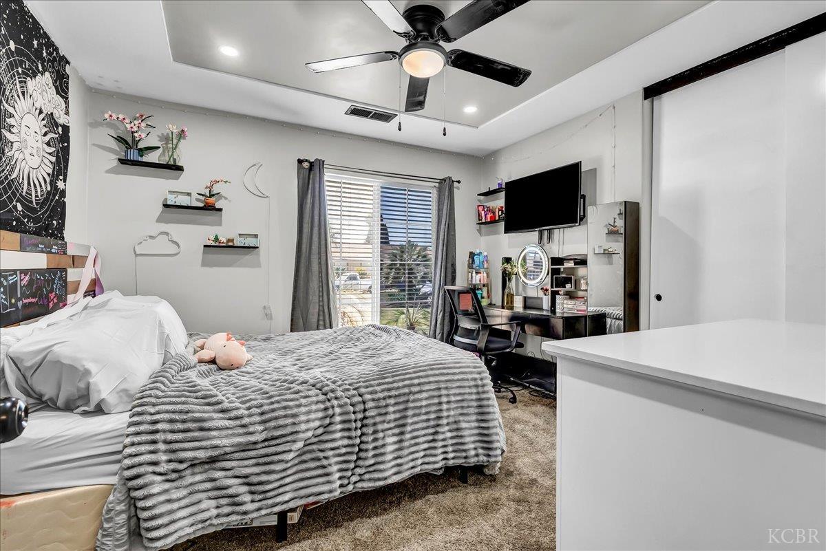 956 E Clover Ln, Hanford, CA 93230