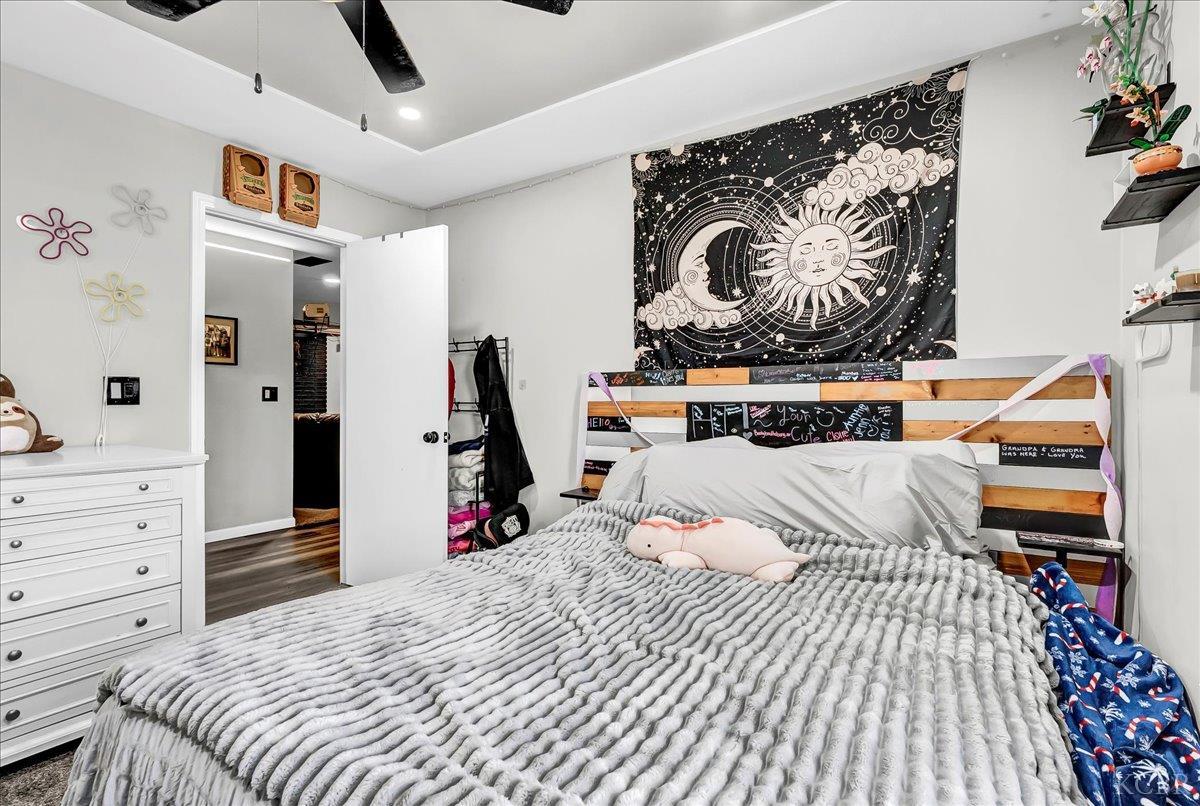 956 E Clover Ln, Hanford, CA 93230