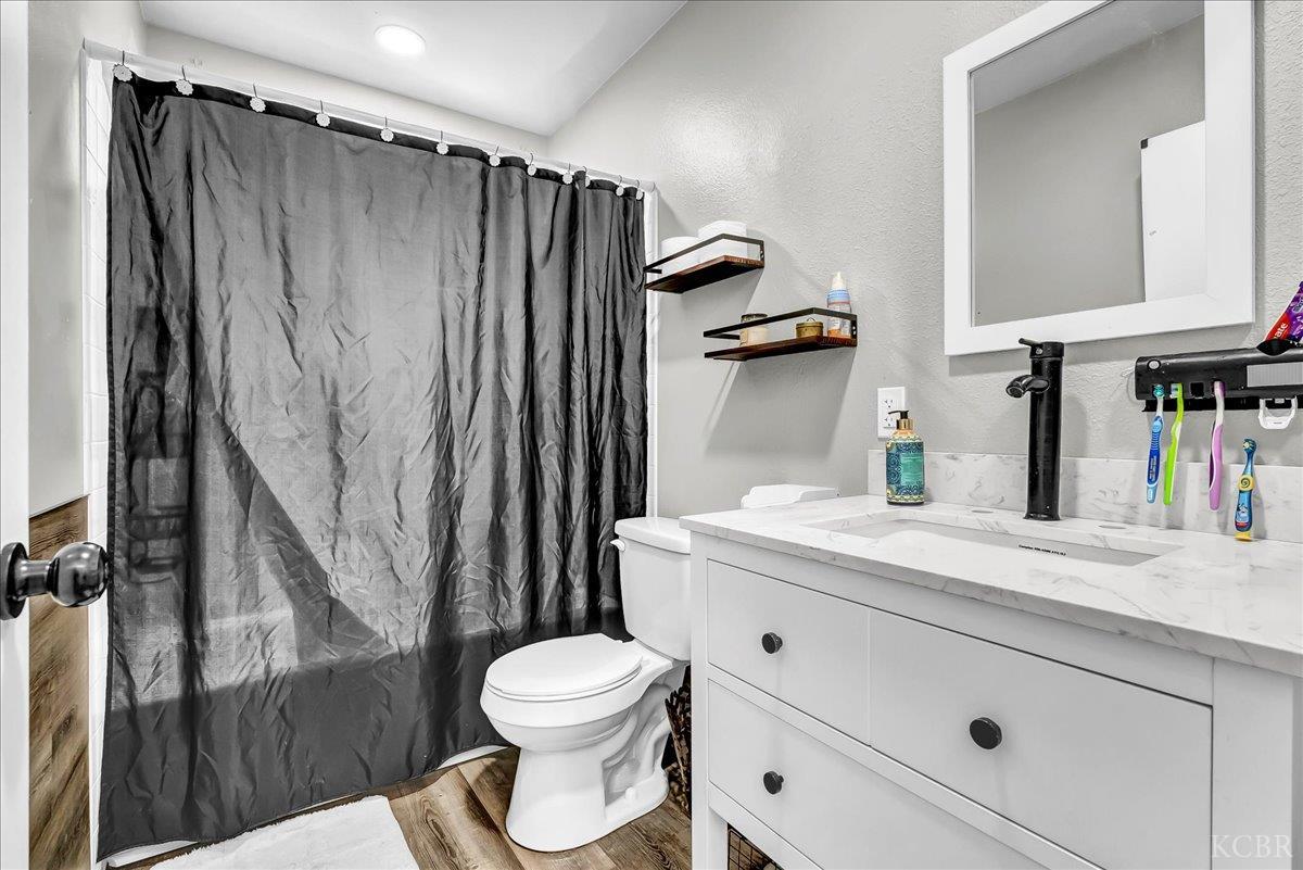 956 E Clover Ln, Hanford, CA 93230