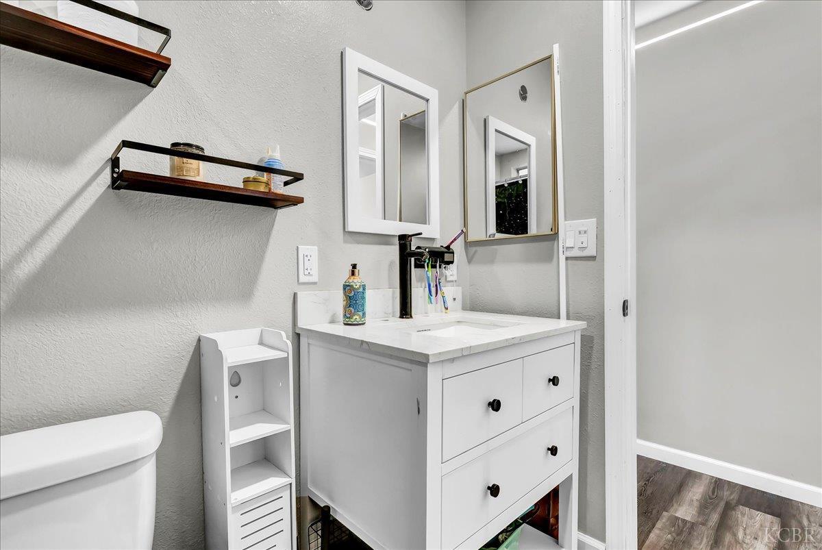 956 E Clover Ln, Hanford, CA 93230