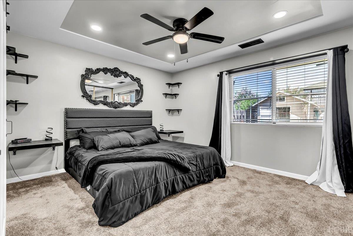 956 E Clover Ln, Hanford, CA 93230