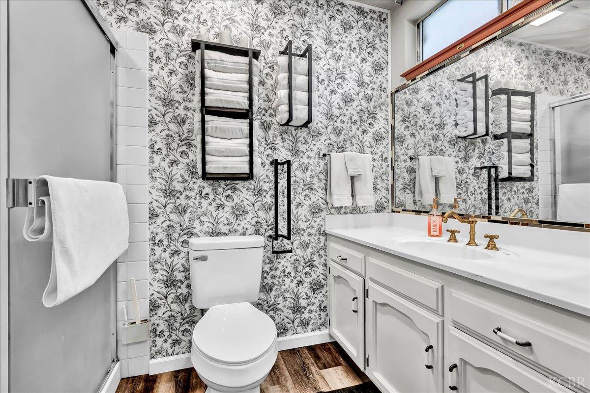 956 E Clover Ln, Hanford, CA 93230