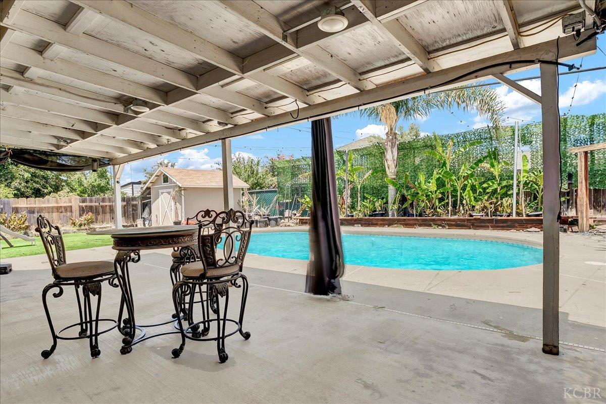 956 E Clover Ln, Hanford, CA 93230