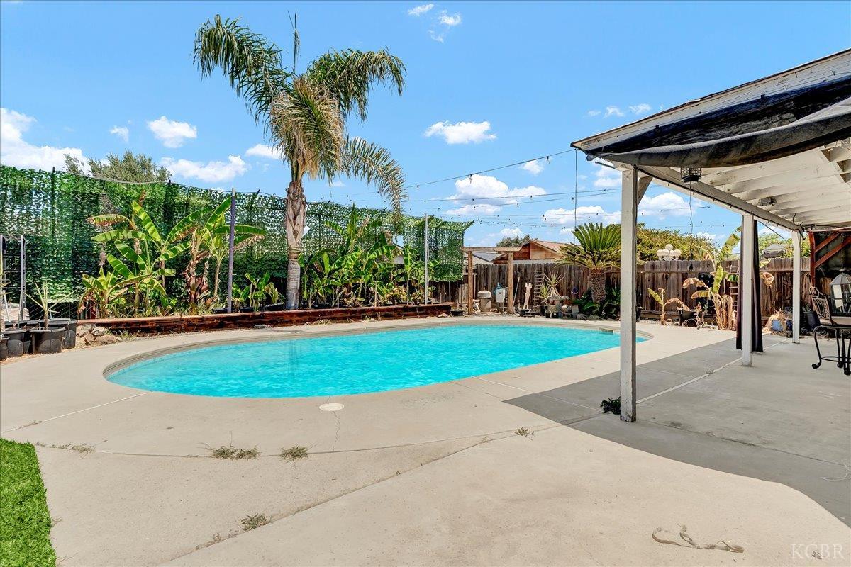 956 E Clover Ln, Hanford, CA 93230