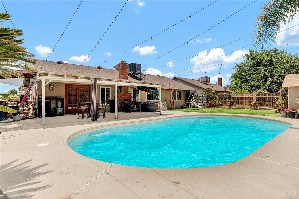 956 E Clover Ln, Hanford, CA 93230