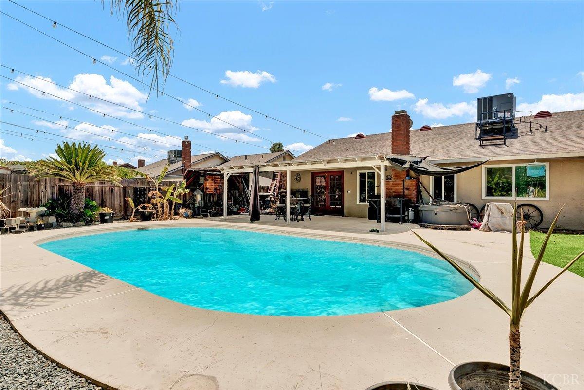 956 E Clover Ln, Hanford, CA 93230