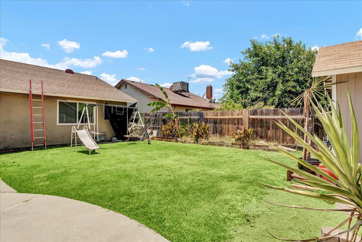 956 E Clover Ln, Hanford, CA 93230
