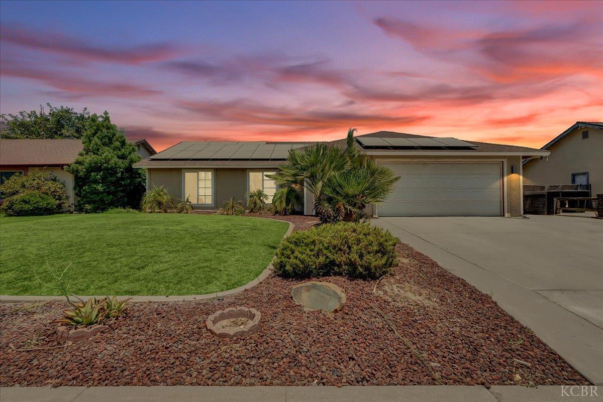 956 E Clover Ln, Hanford, CA 93230