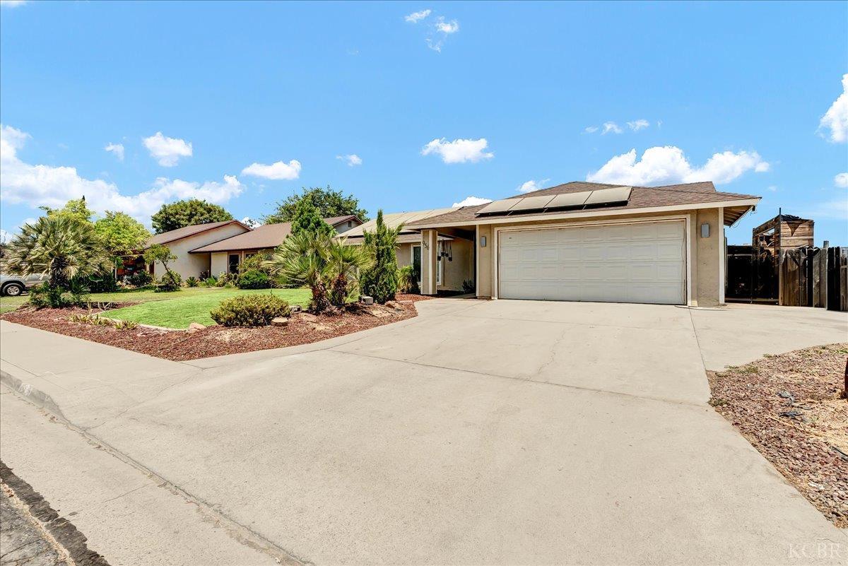 956 E Clover Ln, Hanford, CA 93230