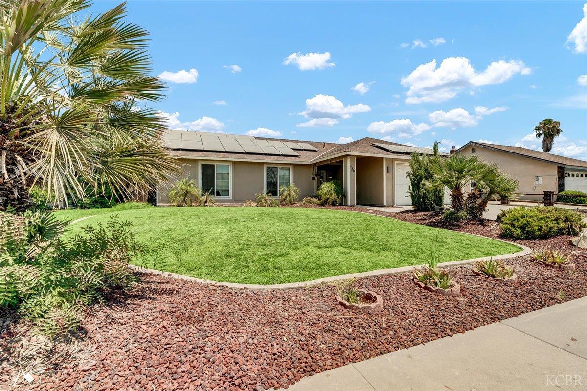 956 E Clover Ln, Hanford, CA 93230