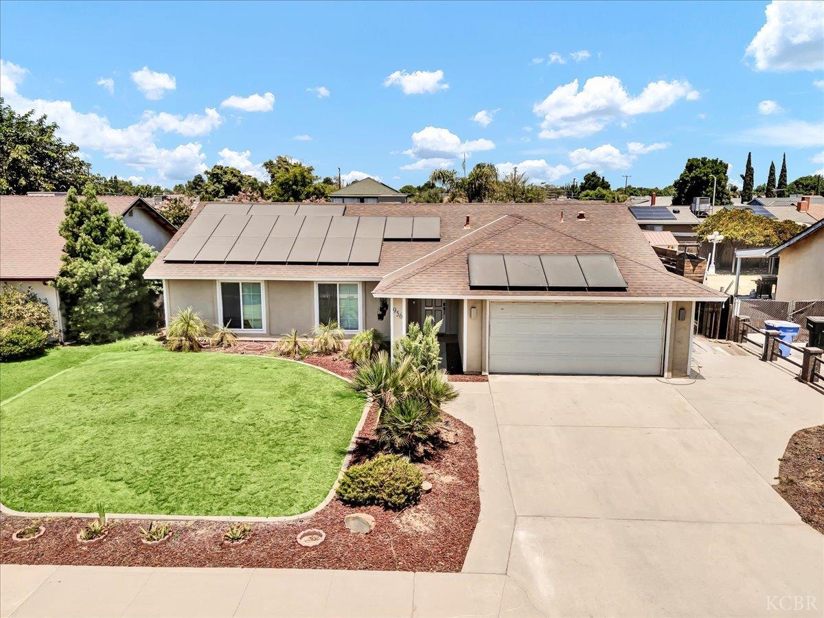956 E Clover Ln, Hanford, CA 93230