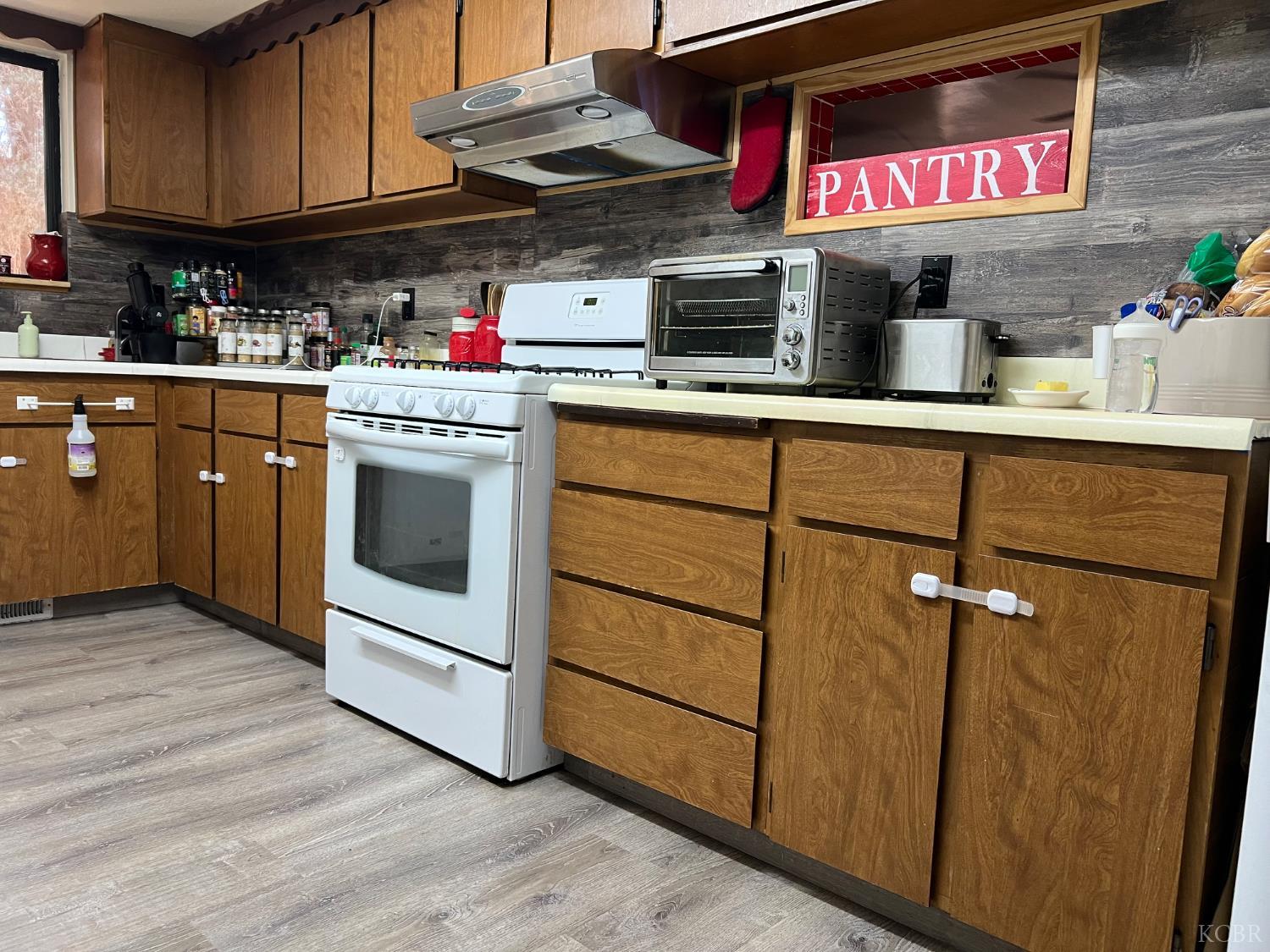 1807 Hardcastle Ave, Hanford, CA 93230