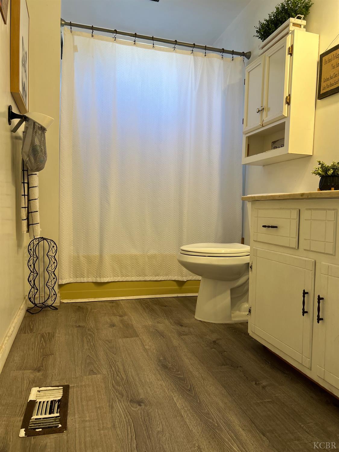 1807 Hardcastle Ave, Hanford, CA 93230