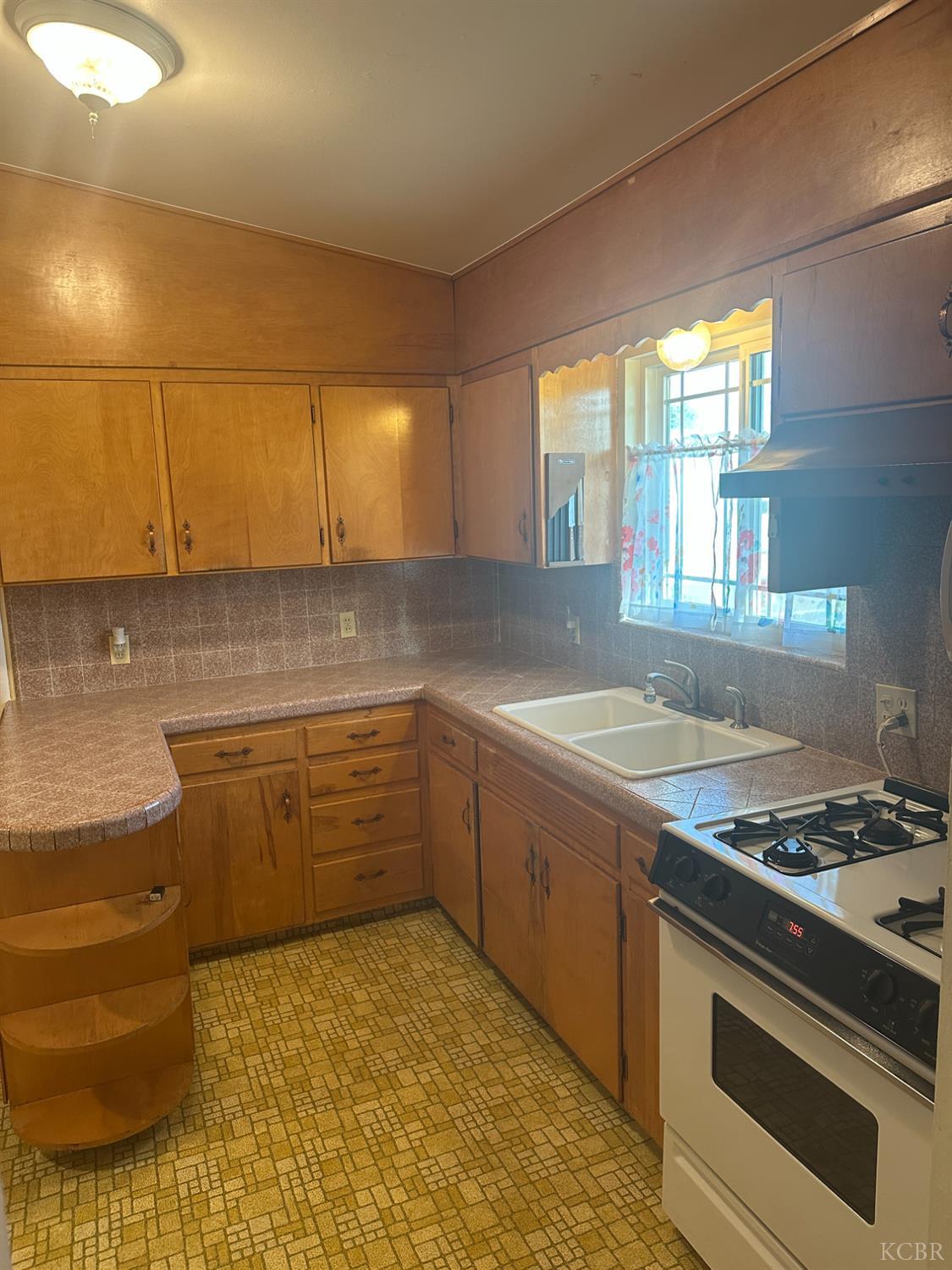 272 W Burlwood Ln, Lemoore, CA 93245