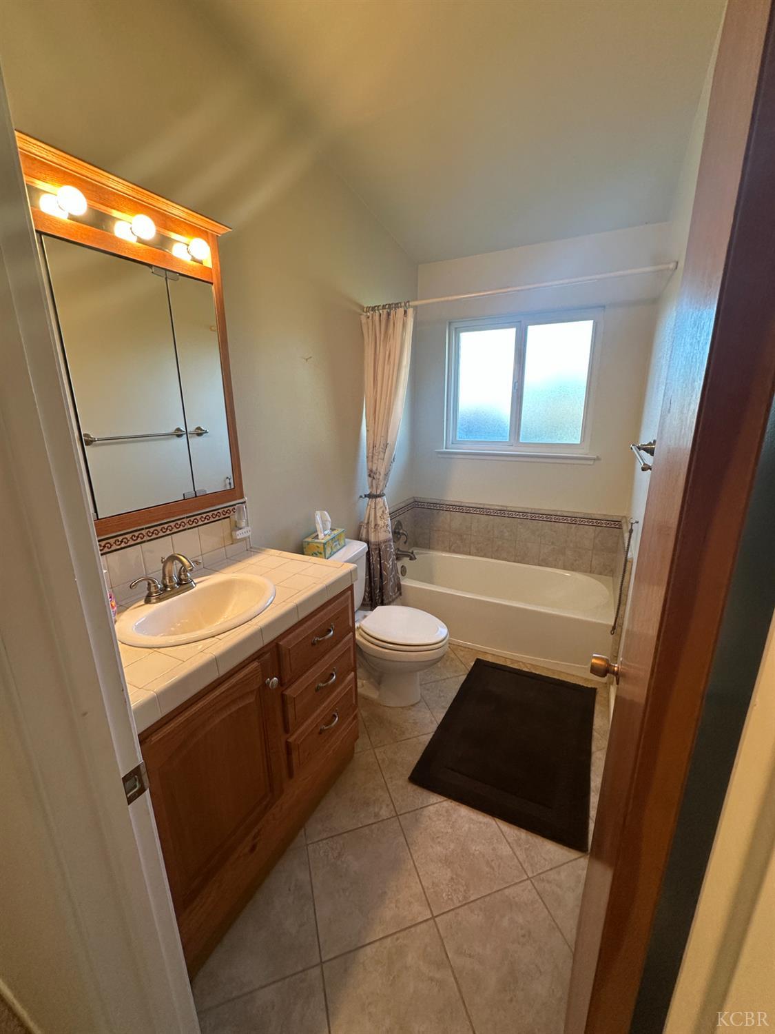 272 W Burlwood Ln, Lemoore, CA 93245