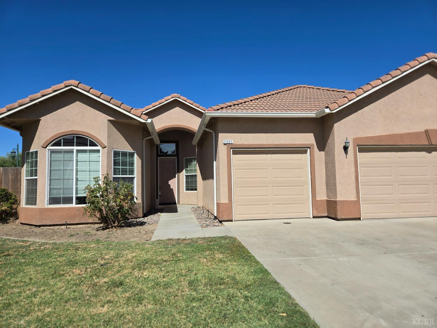 1131 Paradise Dr, Lemoore, CA 93245