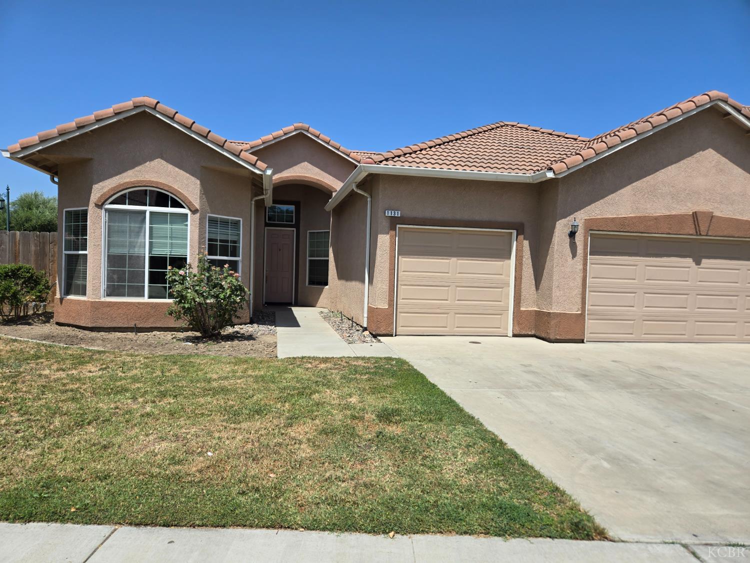 1131 Paradise Dr, Lemoore, CA 93245