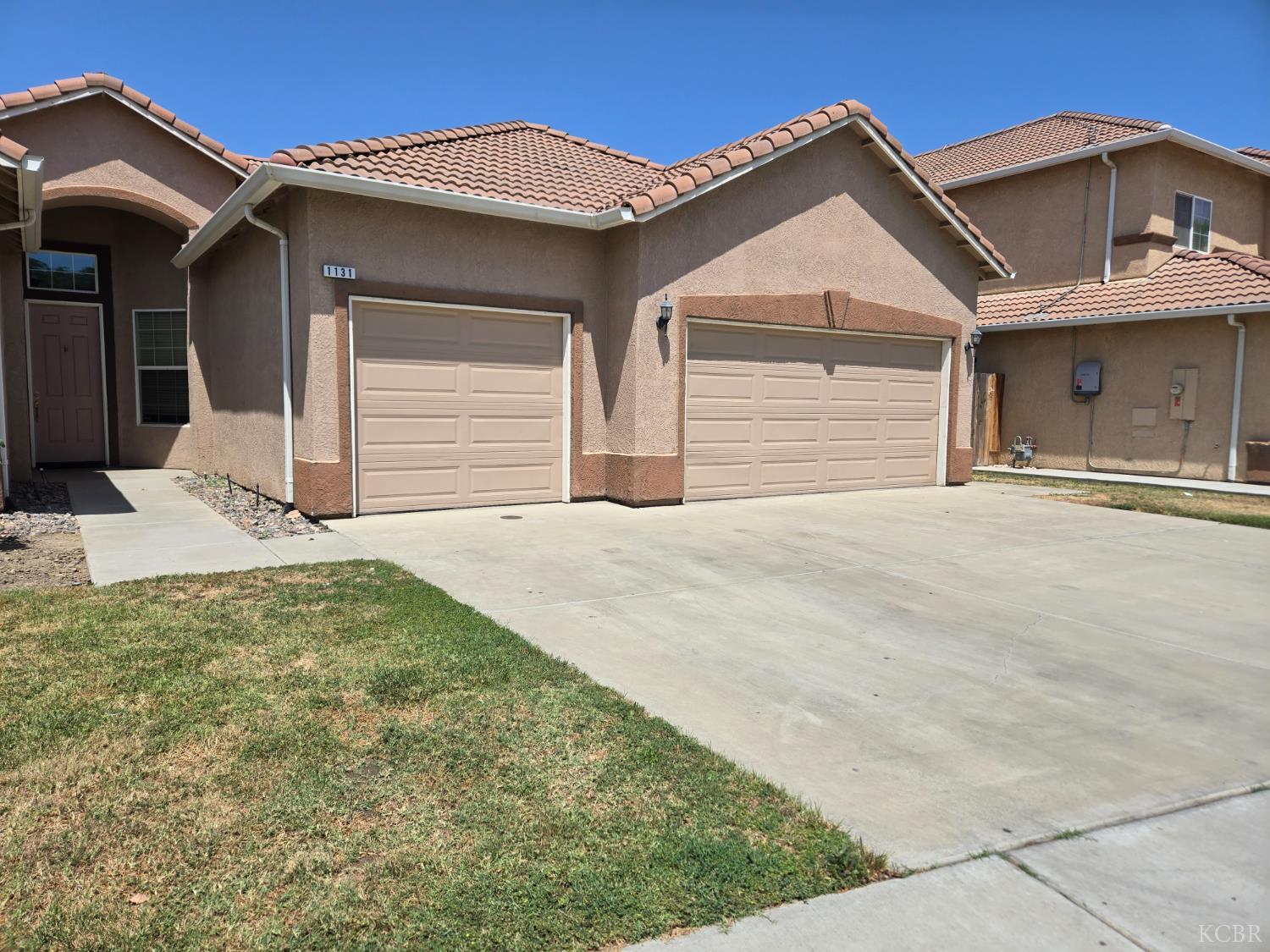1131 Paradise Dr, Lemoore, CA 93245