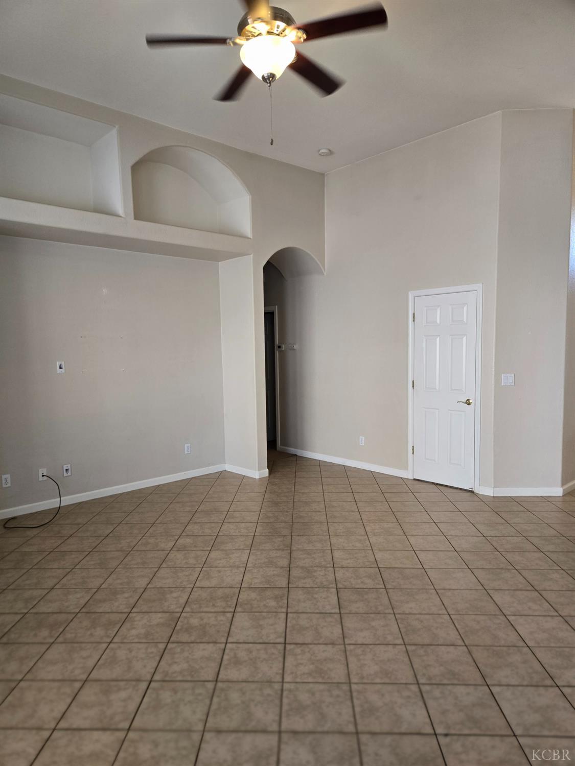 1131 Paradise Dr, Lemoore, CA 93245