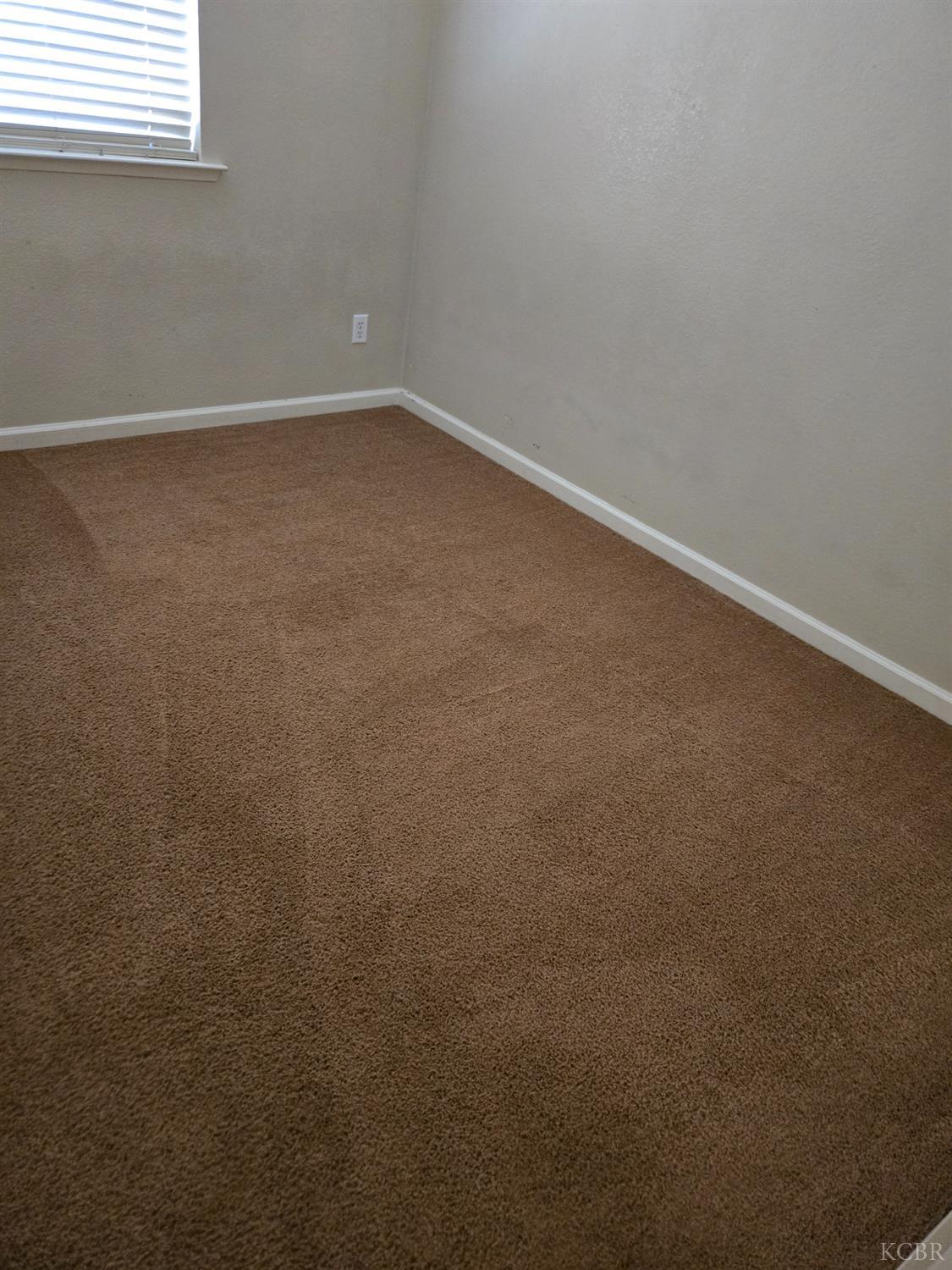 1131 Paradise Dr, Lemoore, CA 93245