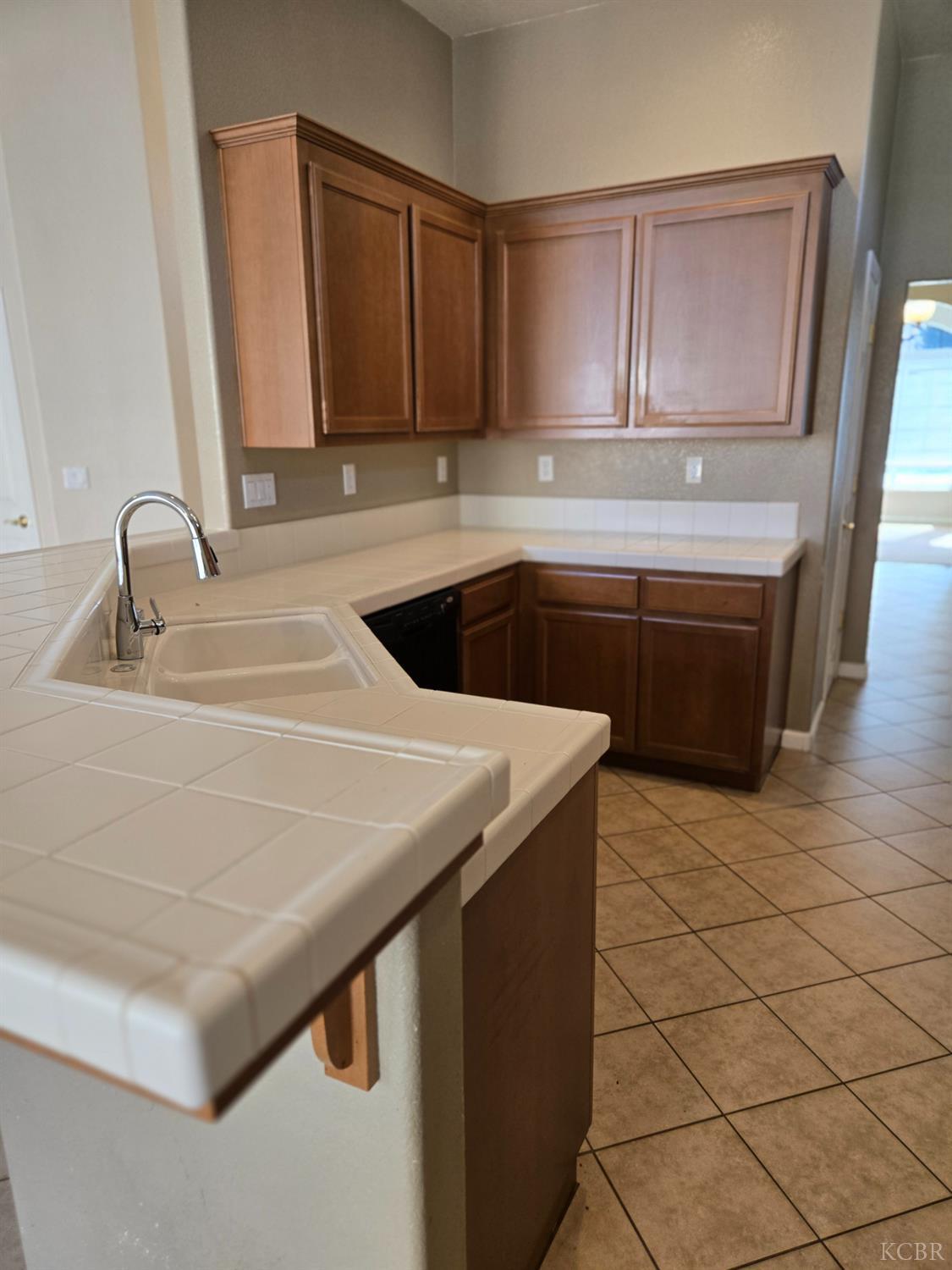 1131 Paradise Dr, Lemoore, CA 93245