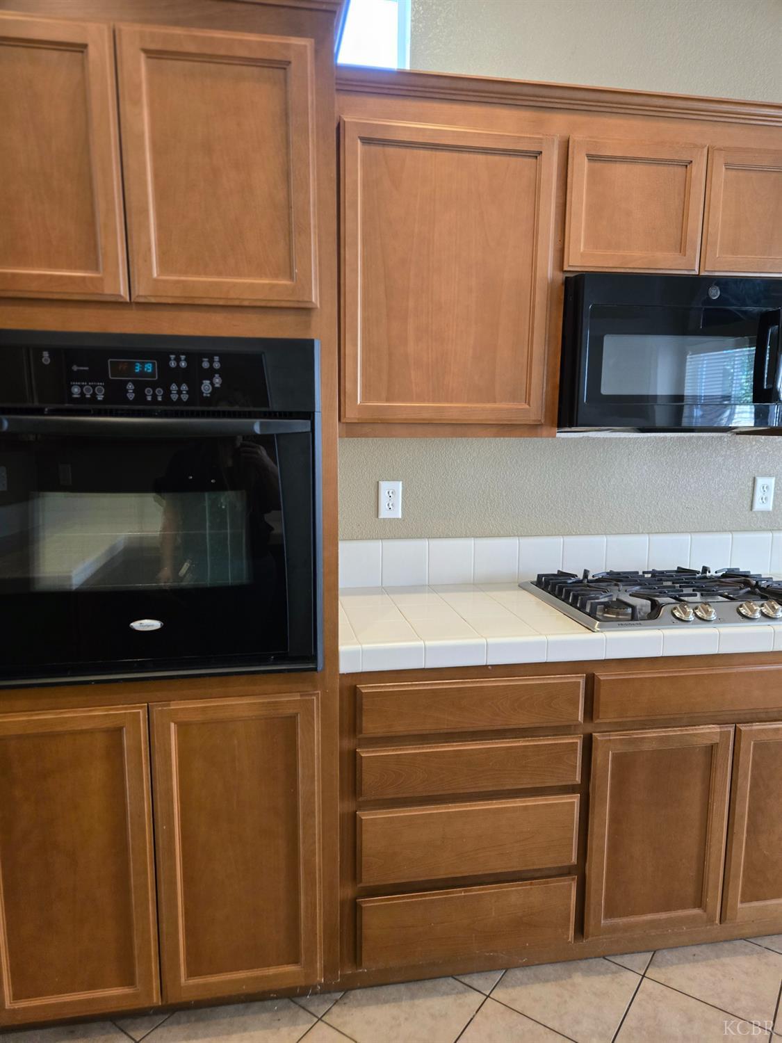 1131 Paradise Dr, Lemoore, CA 93245