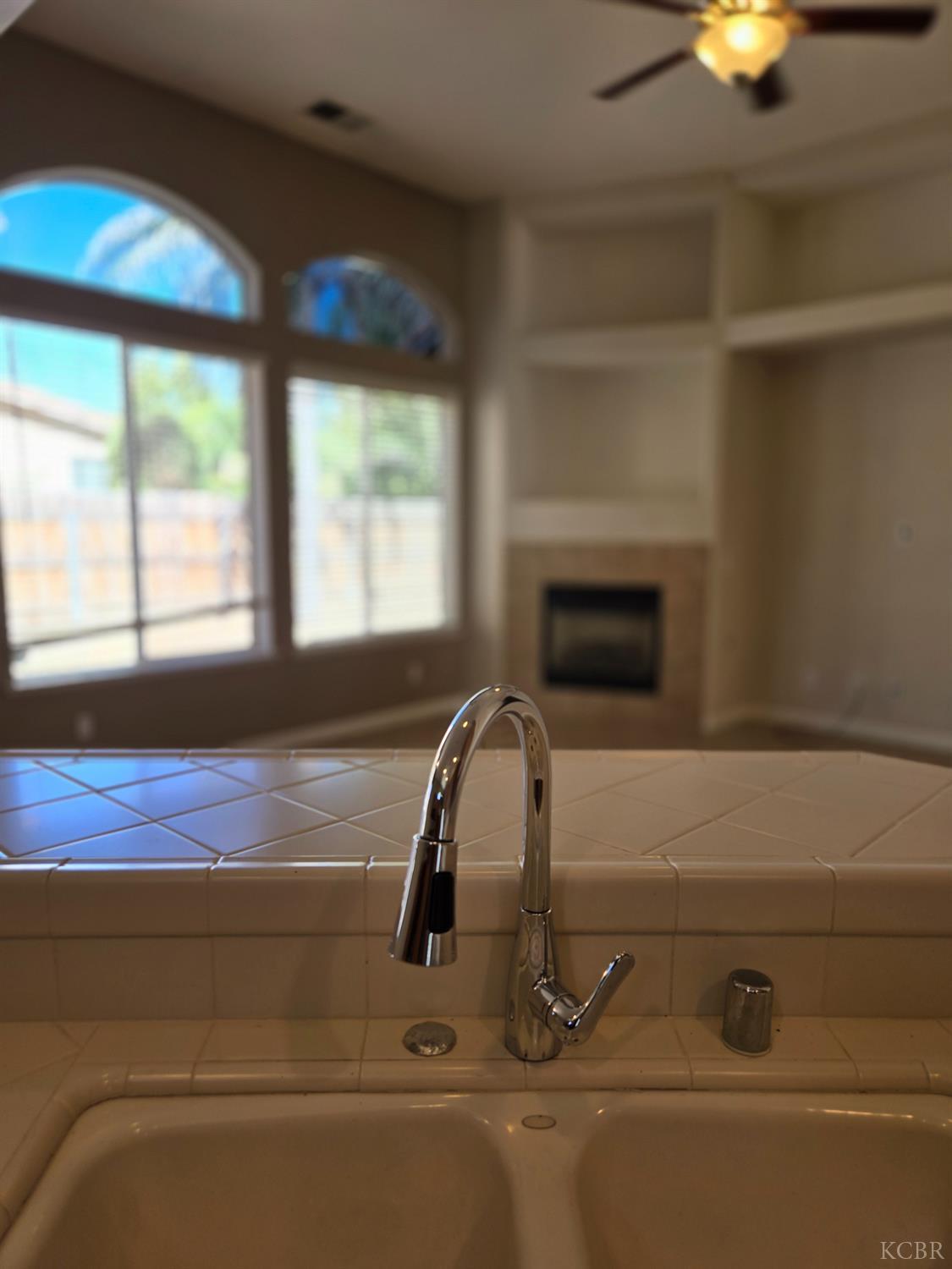 1131 Paradise Dr, Lemoore, CA 93245